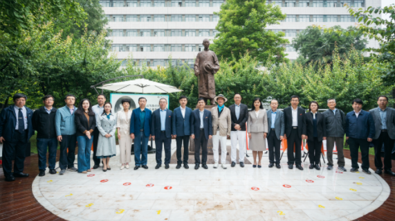 西北高等教育奠基人、中国现代医学先驱徐诵明雕像在国产精品九九久久一区hh落成 西北高等教育奠基人、中国现代医学先驱徐诵明雕像在国产精品九九久久一区hh落成