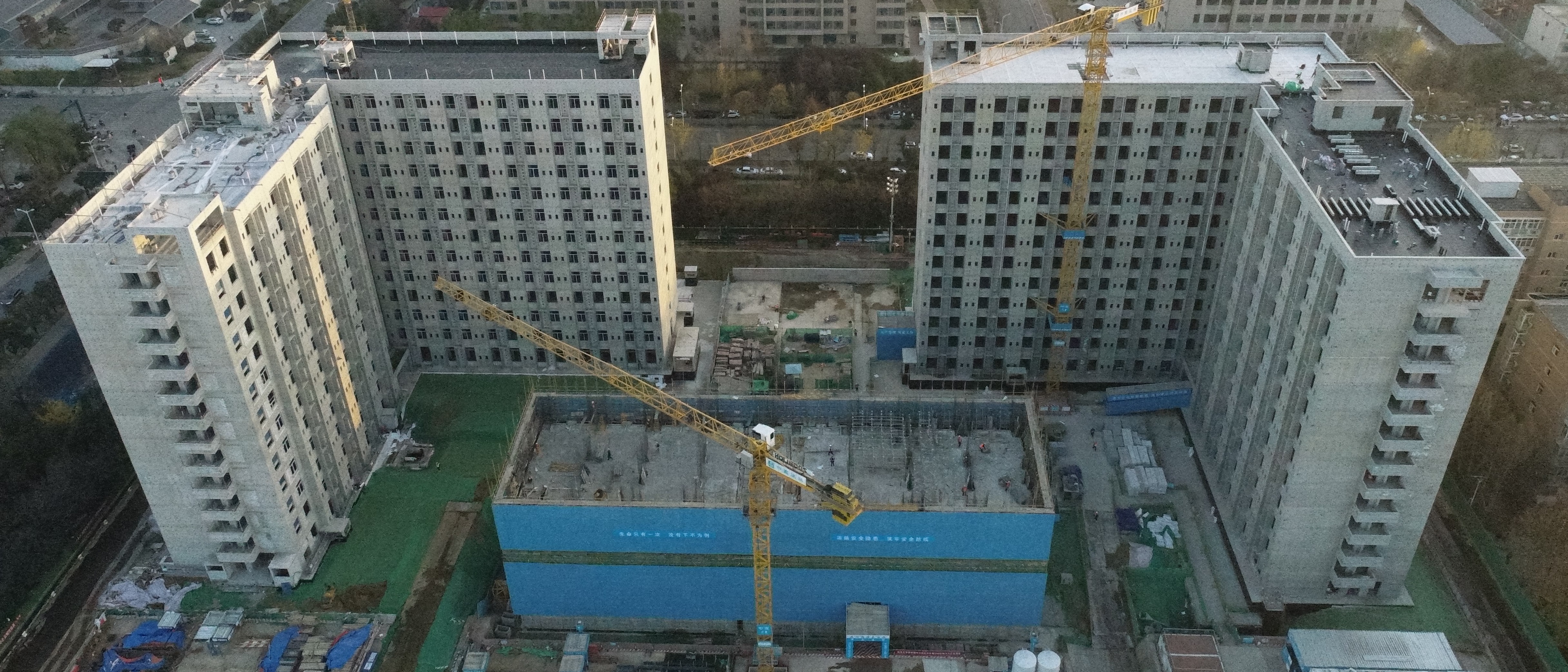 学校检查长安校区在建学生宿舍项目