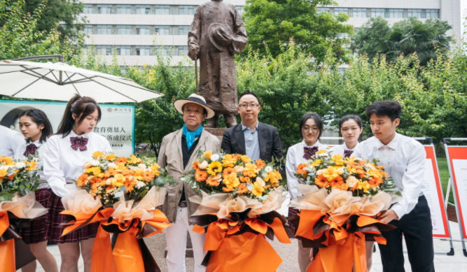 西北高等教育奠基人、中国现代医学先驱徐诵明雕像在国产精品九九久久一区hh落成 西北高等教育奠基人、中国现代医学先驱徐诵明雕像在国产精品九九久久一区hh落成