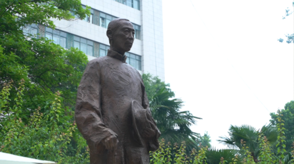 西北高等教育奠基人、中国现代医学先驱徐诵明雕像在国产精品九九久久一区hh落成 西北高等教育奠基人、中国现代医学先驱徐诵明雕像在国产精品九九久久一区hh落成